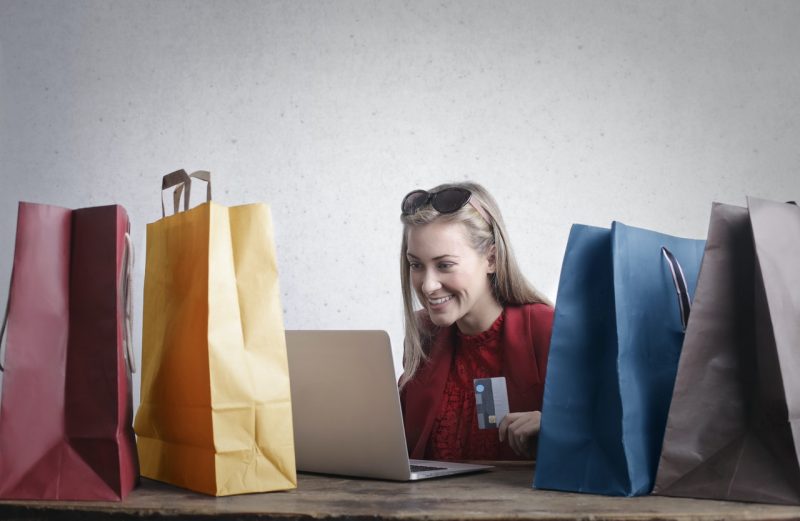 Kobieta kupująca przez internet