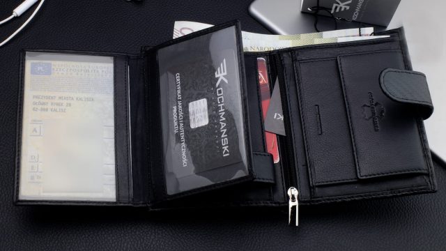 Męski portfel z ochroną RFID lezy na stole