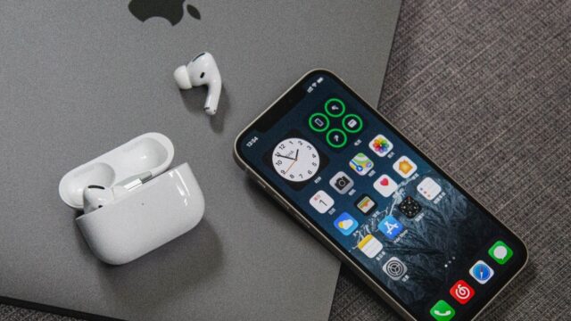 Produkty Apple leża na szarym stole